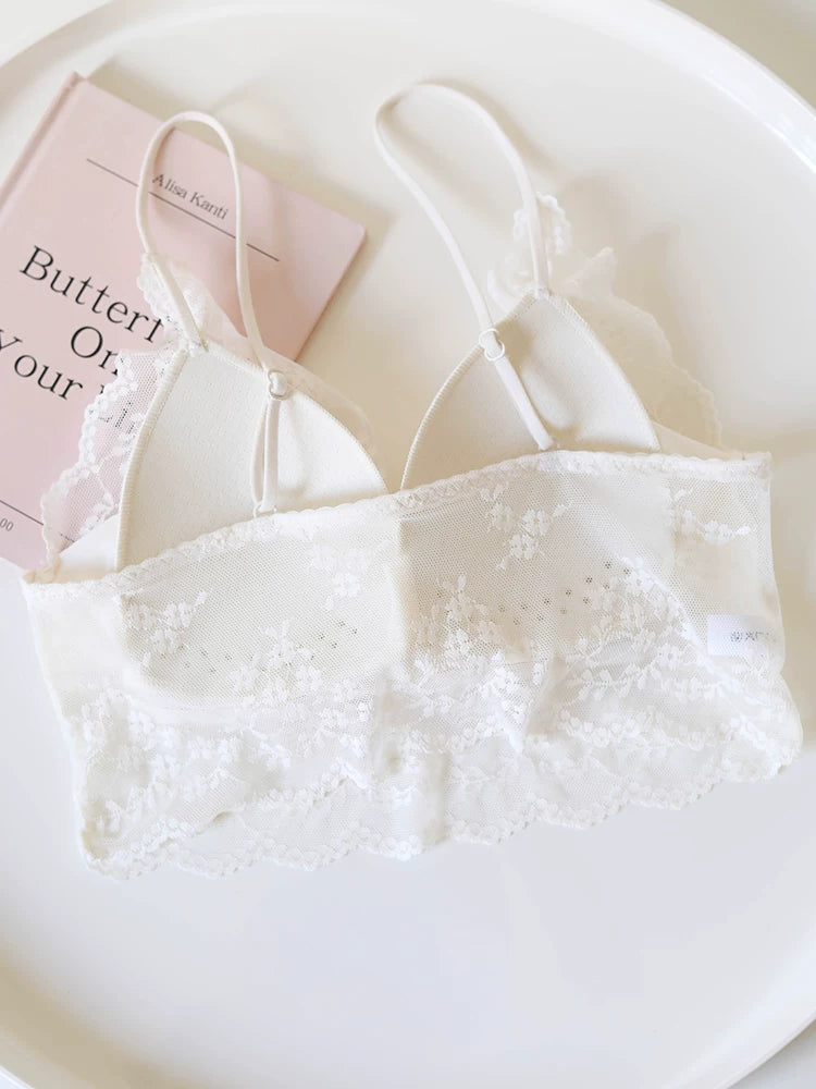 French-Inspired Vintage White Wireless Bandeau Bra with Lace Trim