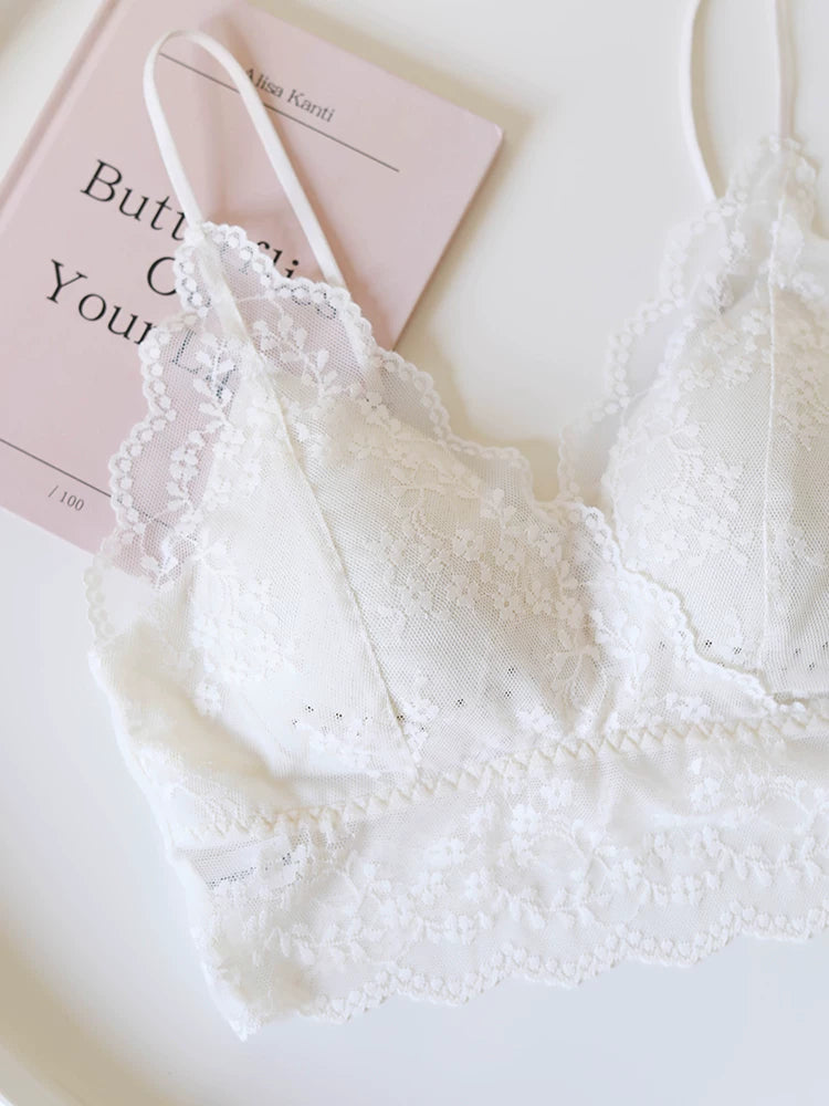 French-Inspired Vintage White Wireless Bandeau Bra with Lace Trim