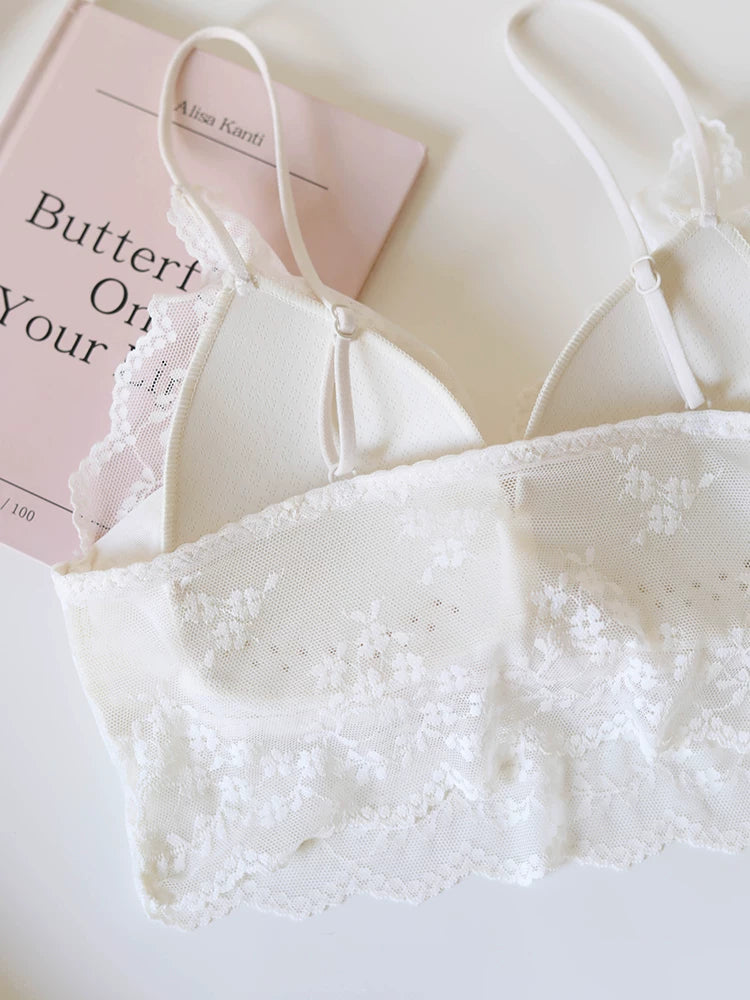 French-Inspired Vintage White Wireless Bandeau Bra with Lace Trim