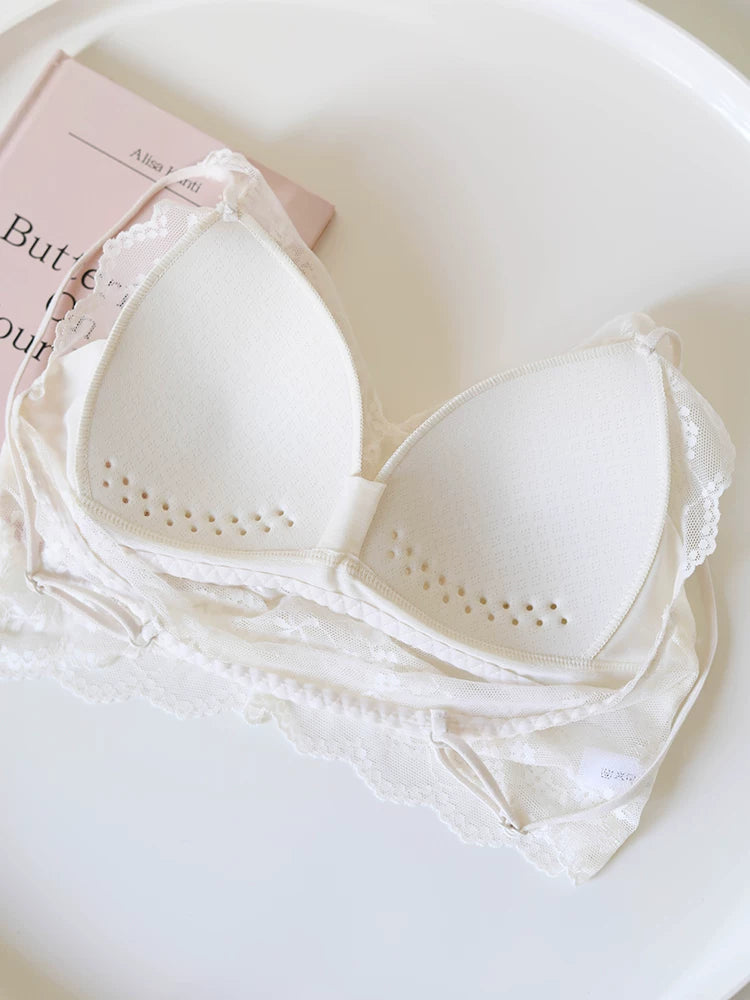 French-Inspired Vintage White Wireless Bandeau Bra with Lace Trim